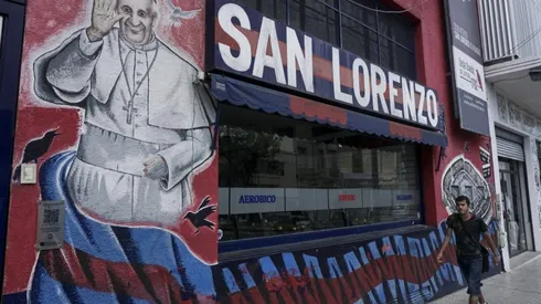 San Lorenzo fan Pope Francis becomes Boca Juniors member