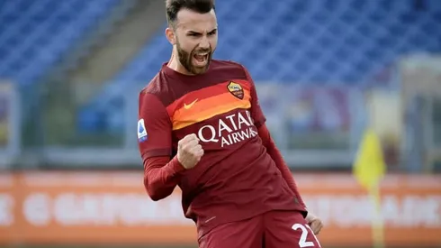Roma punish Verona to keep pressure on Milan teams