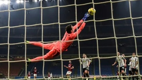 Milan teams regroup as Roma, Juventus close gap in Serie A