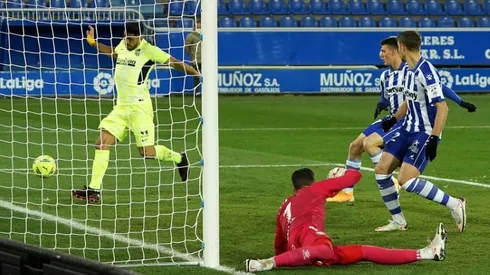 Suarez hits late Atletico winner at 10-man Alaves