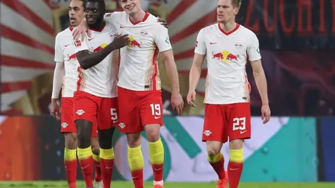 Last-gasp winner caps fightback as Leipzig keep pace with Bayern