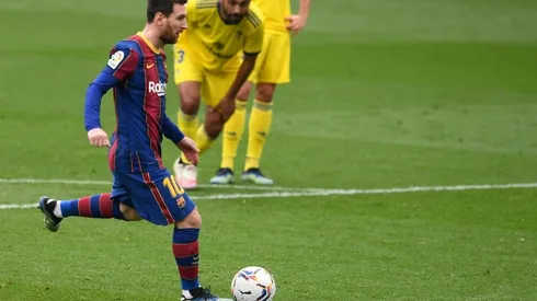 Barca hit by late penalty to draw with Cadiz