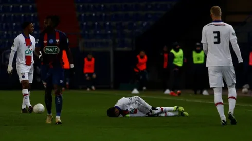 Neymar walks off during PSG Cup win with 'thigh pain'