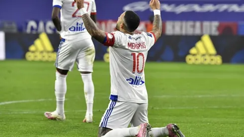 Lyon see off Strasbourg to move top of Ligue 1