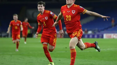 James strikes late as Wales sink Czechs