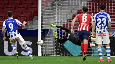 Oblak penalty heroics ensure Atletico squeeze past Alaves