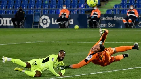 Atletico held by 10-man Getafe as Benzema double saves Real