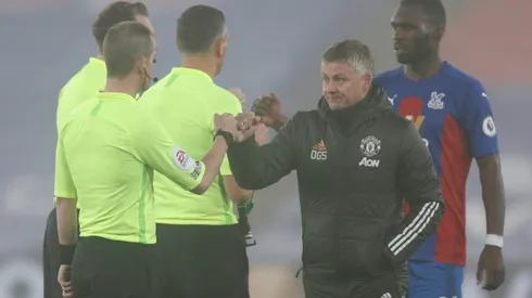 Man Utd lose ground on leaders Man City with fog-bound Palace draw, Burnley hold Leicester