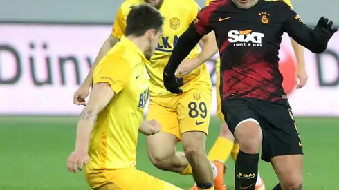 Galatasaray's Falcao to undergo surgery after breaking bone in face