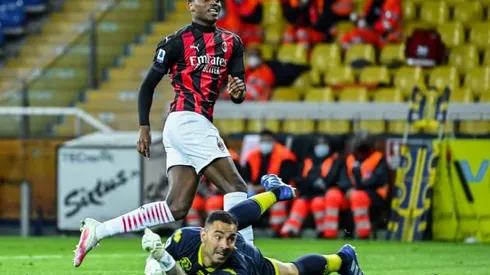 Milan survive Ibrahimovic sending off to stay in Champions League chase