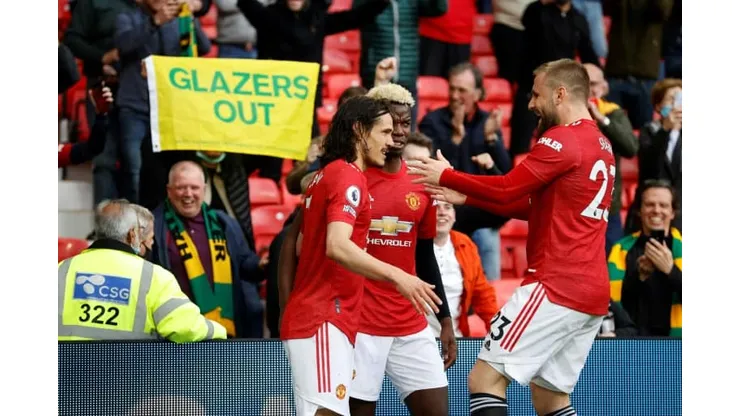 Man Utd held by Fulham despite Cavani gem as fans return