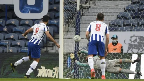 Sporting's title party on hold after Porto thump Farense