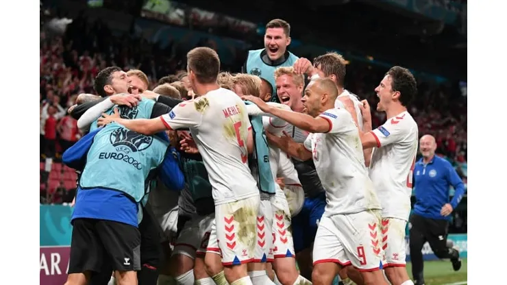 Denmark thump Russia to make last 16 in stunning fashion