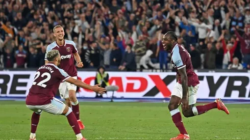 Antonio stars as West Ham crush 10-man Leicester