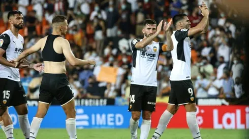 Valencia overcome third-minute red card to beat Getafe