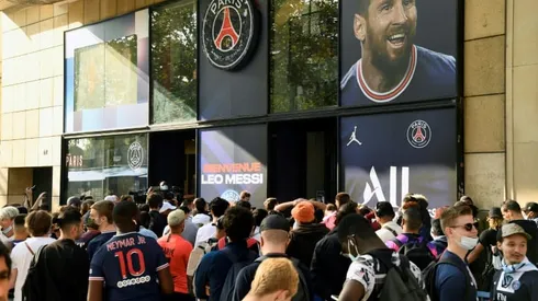 Messi meets teammates at first PSG training session