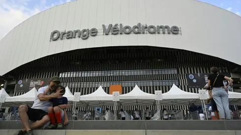 French clubs worry about best way to welcome back fans