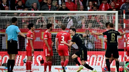 Bayern rebound from cup humiliation by hitting five in Berlin