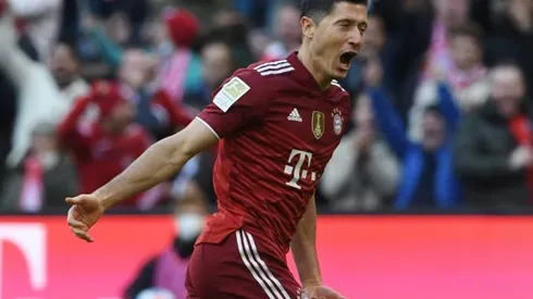 Lewandowski scores to keep Bayern top