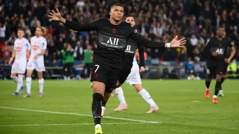 PSG scrape victory with late Mbappe penalty