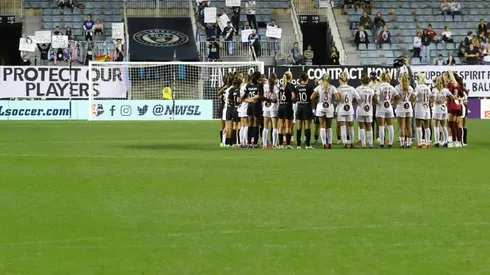 NWSL players halt play in 'solidarity' moment