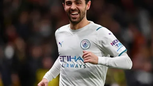 Silva shines as Man City stroll to top spot in Premier League