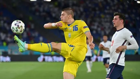 Everton sign Ukrainian left-back Mykolenko