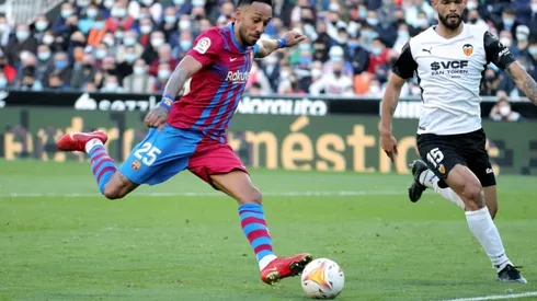 Aubameyang double fires Barca past Valencia, Sevilla slip up again