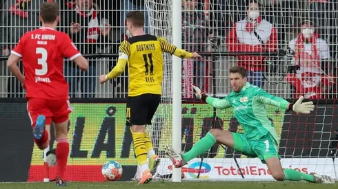 Reus strikes twice as Dortmund trim Bayern's lead