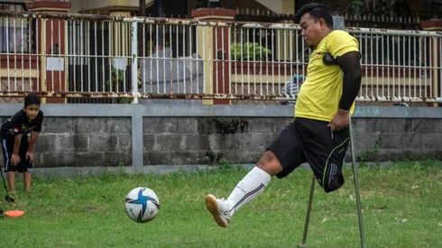 One-legged Indonesian keeps football dream alive