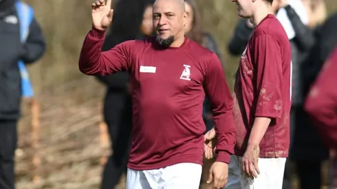 Brazil football great Roberto Carlos turns out for English pub team