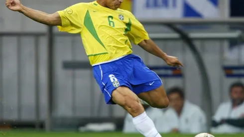 Brazil football great Carlos to play for English pub team