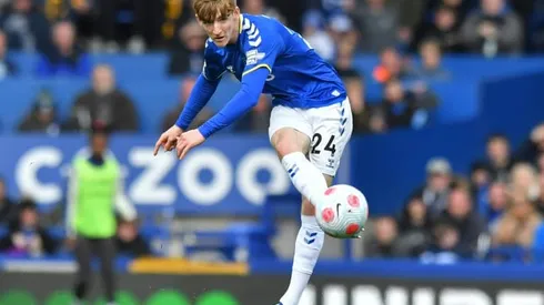 Everton beat toothless Man Utd as Chelsea run riot