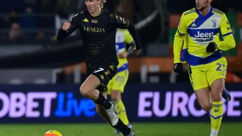 Venezia keep slim survival hopes alive with last-gasp Bologna win