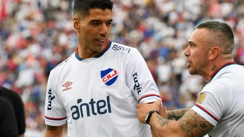 Thousands greet Suarez on return to Uruguay's Nacional