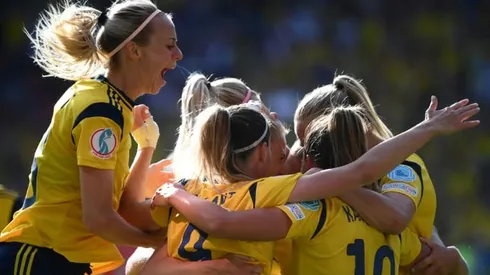 Sweden strike late to break Swiss resistance