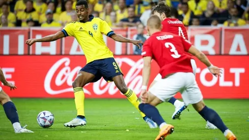 Newcastle in race against time to have Isak available for Liverpool