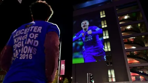 Leicester icon Vardy extends contract with Foxes