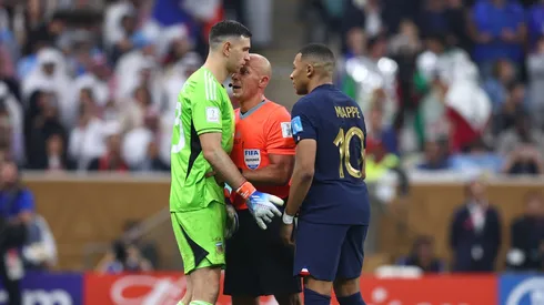 Mbappé brushes aside bizarre Martínez antics