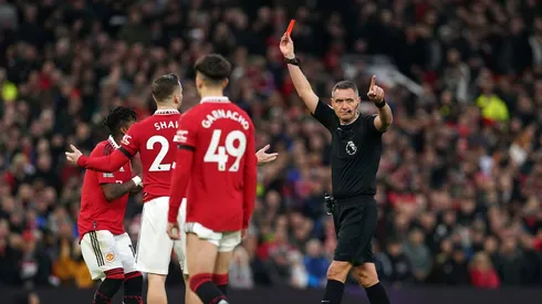 Ten-man Manchester United hold on to beat Crystal Palace