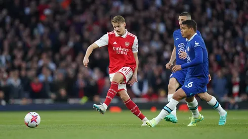 Arsenal beats Chelsea to go back atop Premier League table