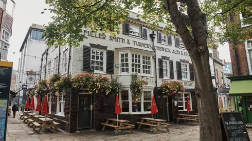Ted Lasso fans make pilgrimage to Richmond pub in England
