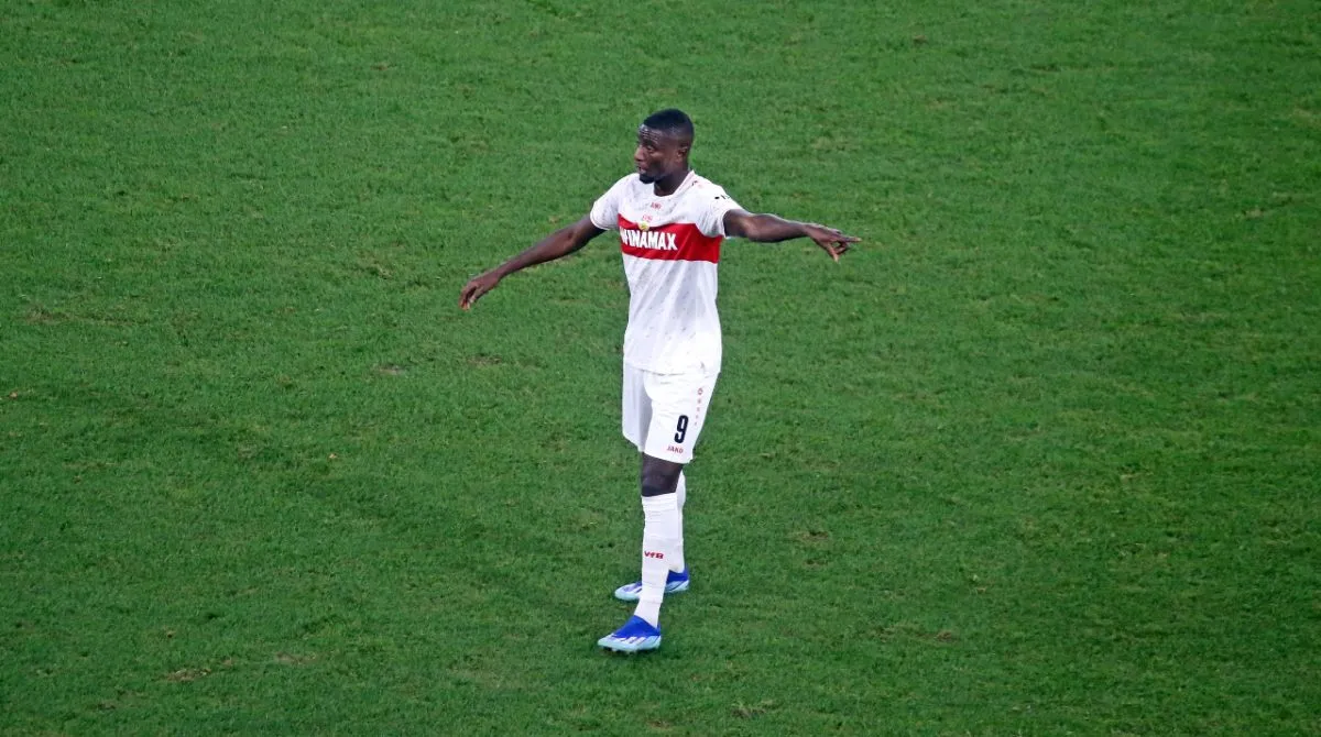 Stuttgart striker Serhou Guirassy pointing to an opposing Dortmund defender (off-screen) in Stuttgart’s 2-1 win over Dortmund. The Guinean goalscoring machine has dominated Bundesliga teams this season, guiding Stuttgart to a third-place spot with a third of the season finished. (Credit: IMAGO/Sportsfoto Rudel)