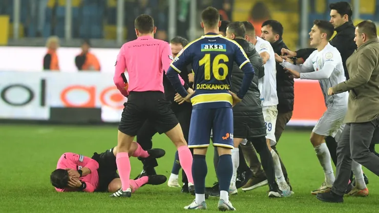 Assault on a referee suspends all games in Turkish Super Lig
