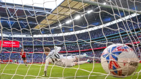 Manchester United scrape past Coventry to reach FA Cup Final