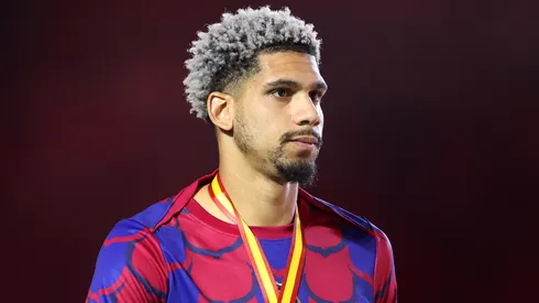 Ronald Araujo of FC Barcelona looks dejected with his runners-up medal after the team's defeat in the Super Copa de España Final match between Real Madrid and FC Barcelona on January 14, 2024 in Riyadh, Saudi Arabia.