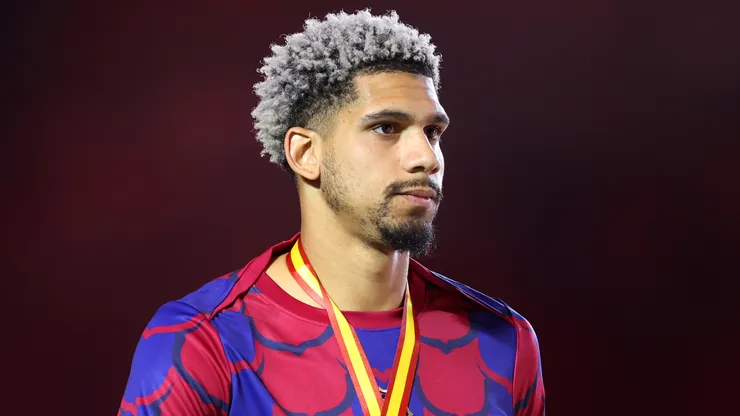 Ronald Araujo of FC Barcelona looks dejected with his runners-up medal after the team's defeat in the Super Copa de España Final match between Real Madrid and FC Barcelona on January 14, 2024 in Riyadh, Saudi Arabia.