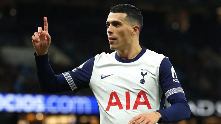Pedro Porro of Tottenham Hotspur celebrates scoring his team's third goal during the Premier League match between Manchester City and Tottenham Hotspur.