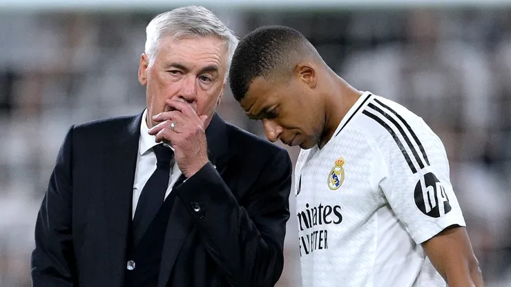Carlo Ancelotti, Head Coach of Real Madrid, speaks to Kylian Mbappe at the end of the LaLiga match between Real Madrid CF and RCD Espanyol de Barcelona at Estadio Santiago Bernabeu on September 21, 2024 in Madrid, Spain.