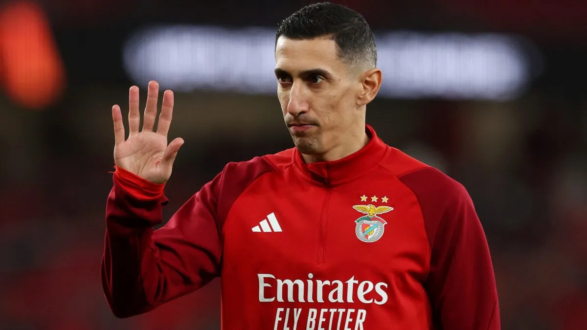 Angel Di Maria of SL Benfica acknowledges the fans